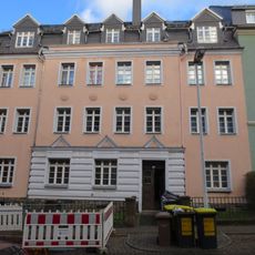 Mietshaus in geschlossener Bebauung mit Vorgarten und Einfriedung Helmholtzstraße 46