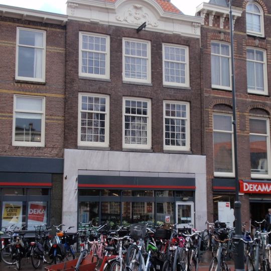 Pand met houten kroonlijst en gebogen fronton