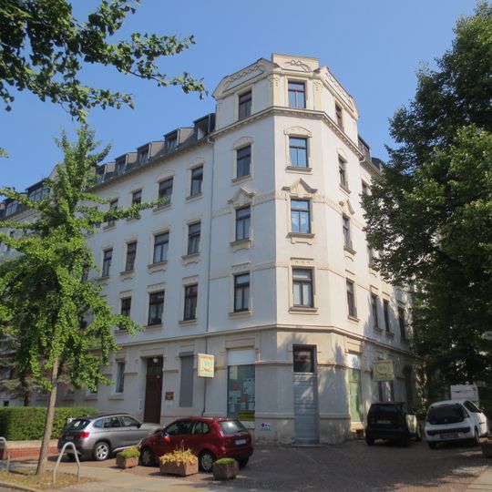 Mietshaus in geschlossener Bebauung mit Vorgarten in Ecklage Margaretenstraße 48