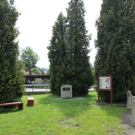 Pomník obětem bombardování 8.5.1945 v ulici U Plovárny ve Frýdlantu