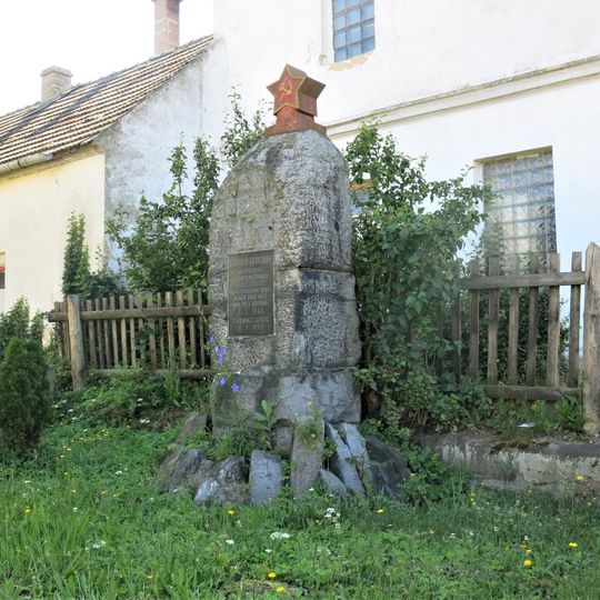 Pomník osvobození na návsi v Rašovicích