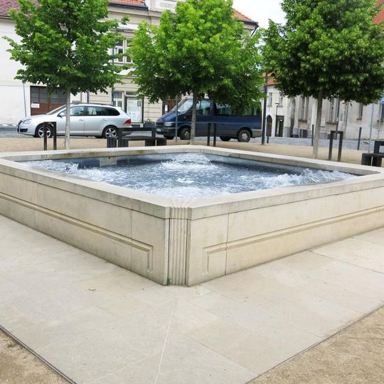 Kašna na náměstí Míru ve Mšeně