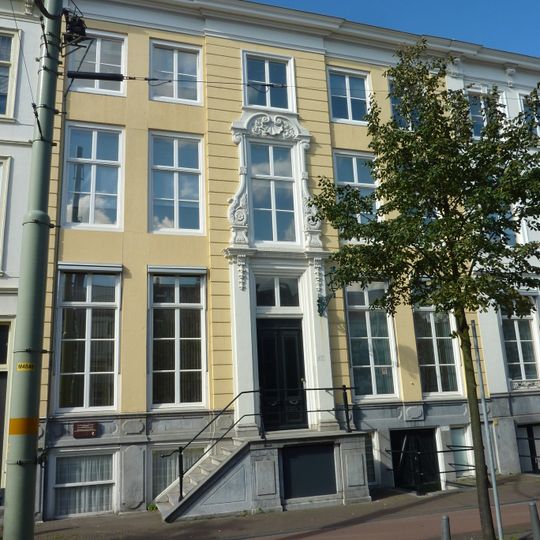 Pand met Lodewijk XIV gevel met versierde middentravee op hardstenen plint - hardstenen stoep