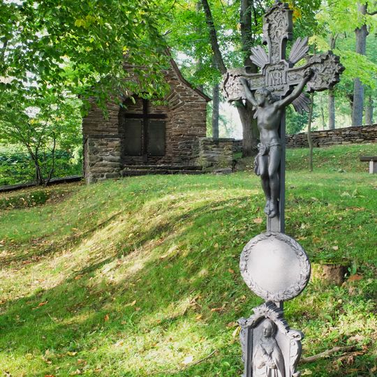 Kirche mit Ausstattung, Einfriedungsmauer des Kirchhofs, sieben Grabmale an der südlichen Kirchenwand und Denkmal für die Gefallenen des Ersten Weltkrieges - Sachgesamtheit Kirchberg 6