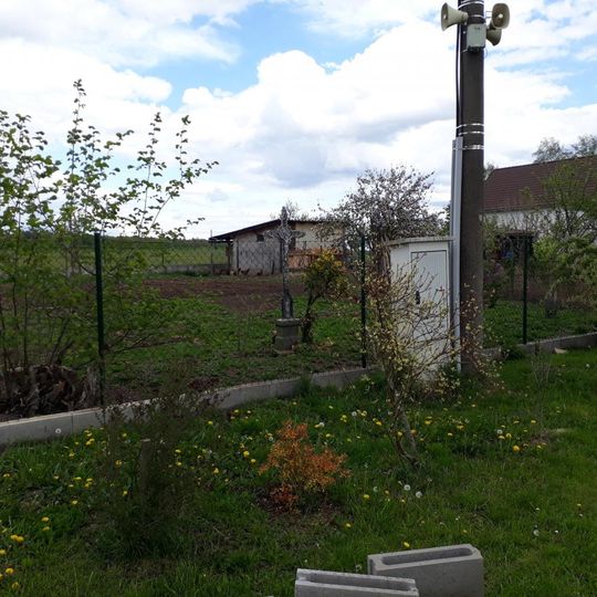 Kříž v Hrutově na zahradě