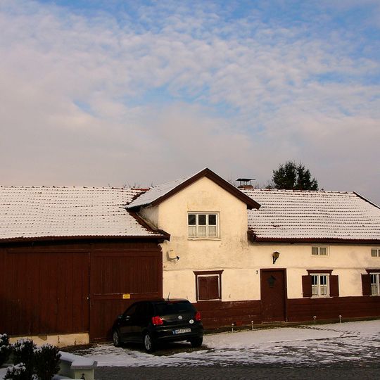 Kleinbauernhaus mit Stadel, bekannt als „Trillerhaus“, 1665 als Obereigentum des Klosters Seligenthal erstmals erwähntBilderbuch der Gemeinde Adlkofen: [http://www.adlkofen-bilder.de/index.php?id=399 ''Trillerhaus'']. Online auf adlkofen-bilder.