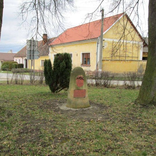 Památník v Ražicích na návsi