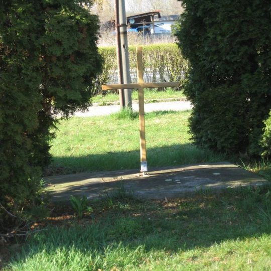 Kříž u železničního přejezdu a ulice Mladoboleslavské ve Kbelích