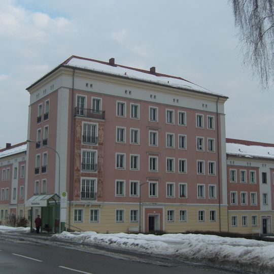 Friedenseck 1, 3, 5, Friedensstraße 9–23