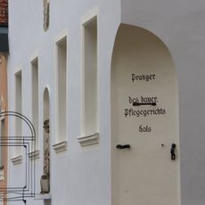 Whipping post, pillory