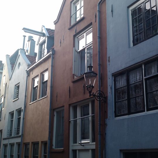 Pand met gepleisterde tuitgevel