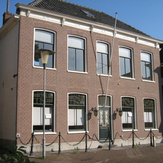 Pand met gevel met rechte kroonlijst, ijzeren kettingen voor de stoep