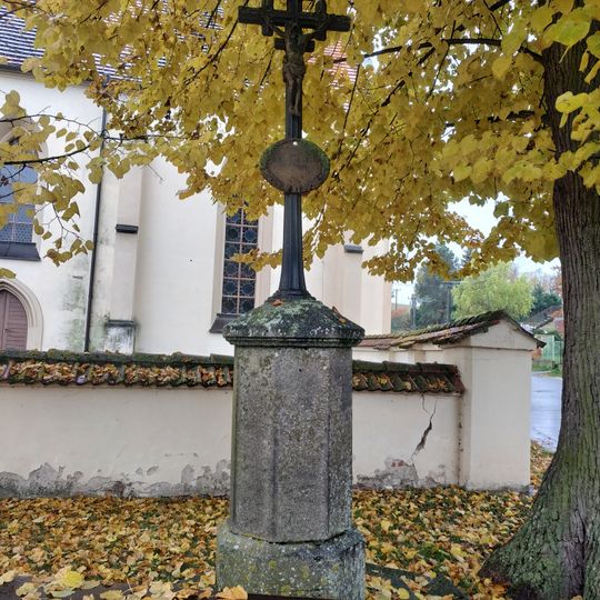 Kříž před kostelem ve Vrčni