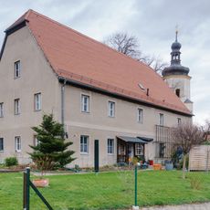 Pfarrhaus und Seitengebäude eines Pfarrhofes Straße des Friedens 7
