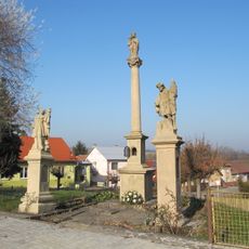 Sloup se sochou Panny Marie a souborem soch