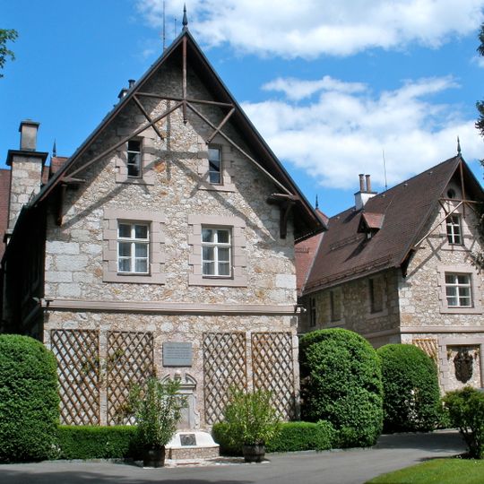 Villa Traunblick samt Wirtschaftsgebäude und Gartenanlage