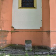 Kříž severovýchodně u závěru kostela sv. Vavřince v Kožlanech