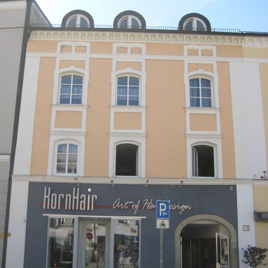 Wohn- und Geschäftshaus