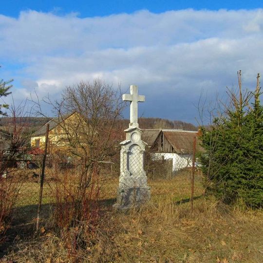 Kříž na okraji Rohle u silnice