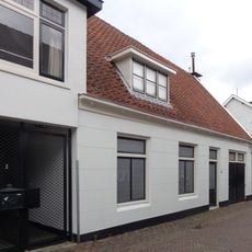 Pand met gepleisterde lage lijstgevel