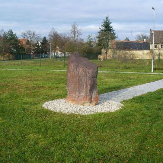 Menhir na návsi v Selibicích