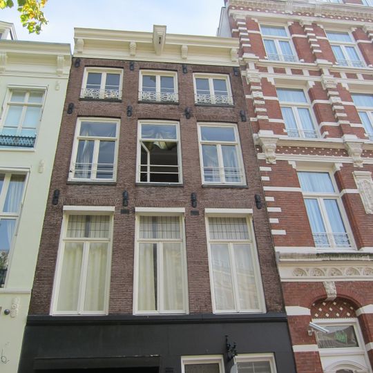 Pand met gevel onder rechte lijst met consoles