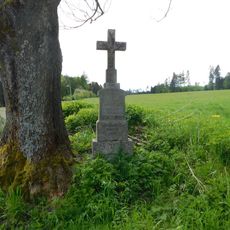 Kříž při cestě jihovýchodně od Otína