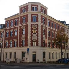 Mietshaus in geschlossener Bebauung in Ecklage, mit Läden Ludwigstraße 26