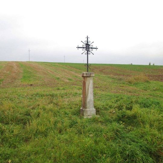 Kříž u pomníku severně od Lštění