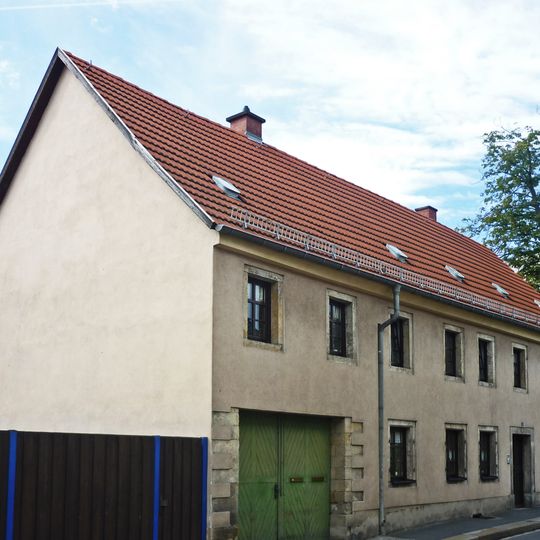 Ländliches Wohnhaus mit Hofdurchfahrt und Keller mit großer Tonne in geschlossener Bebauung, im rechten Winkel Hofflügel und Scheune mit Anbau Oberstraße 14