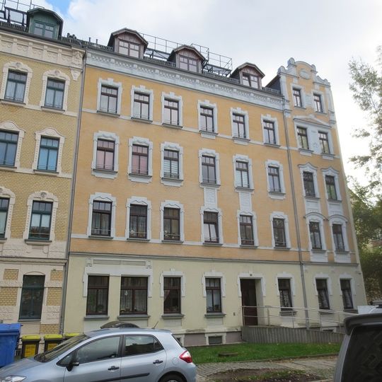 Mietshaus in vormals geschlossener Bebauung mit Vorgarten Glauchauer Straße 15