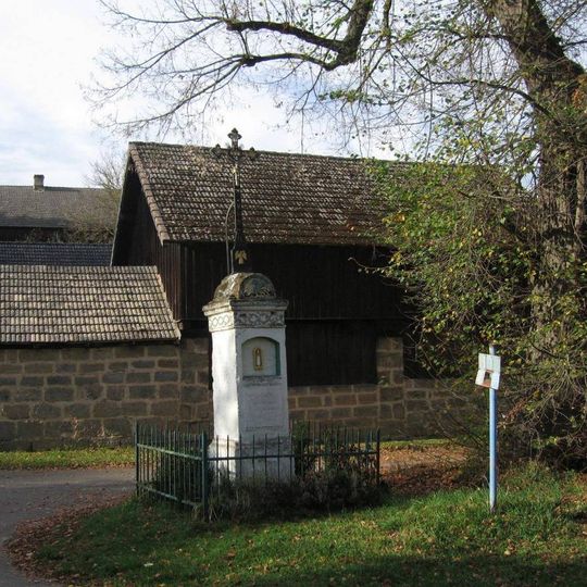 Pamětní kříž u křižovatky v severní části Žďáru