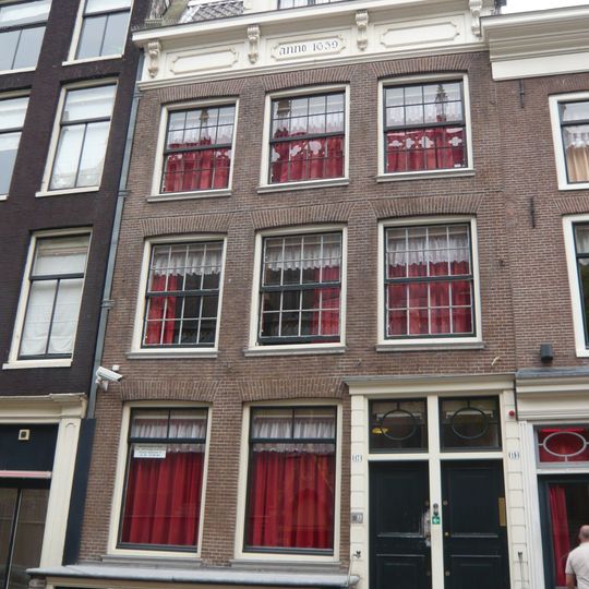 Pand met gevel onder rechte lijst met consoles