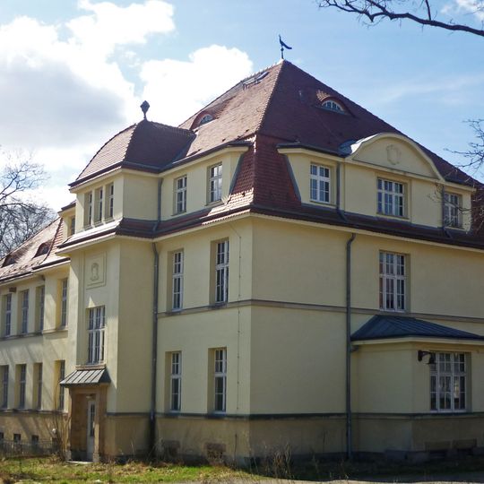 Building B9: Clinic building in the style of reform architecture Hufelandstraße 15