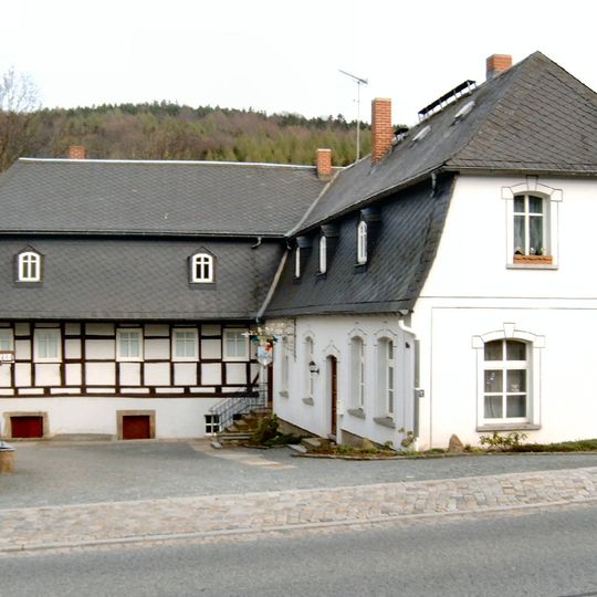 Ehemalige Papiermühle, heute Heimatmuseum, mit Brunnen im Hof Hauptstraße 11a