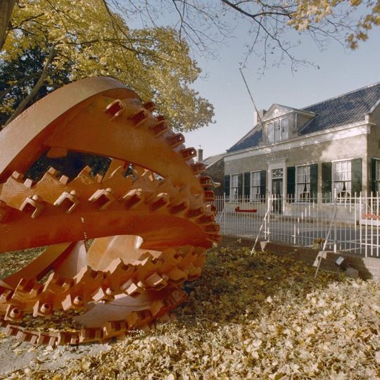 Woonhuis van het type dijkhuis gebouwd in Traditioneel Ambachtelijke stijl met elementen uit het Classicisme