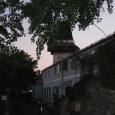 Gasthaus Zum Uhrturm et sculpture en pierre Steinerner Hund