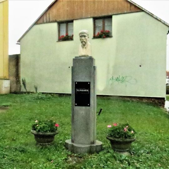 Masarykův pomník u městského úřadu v Rudné