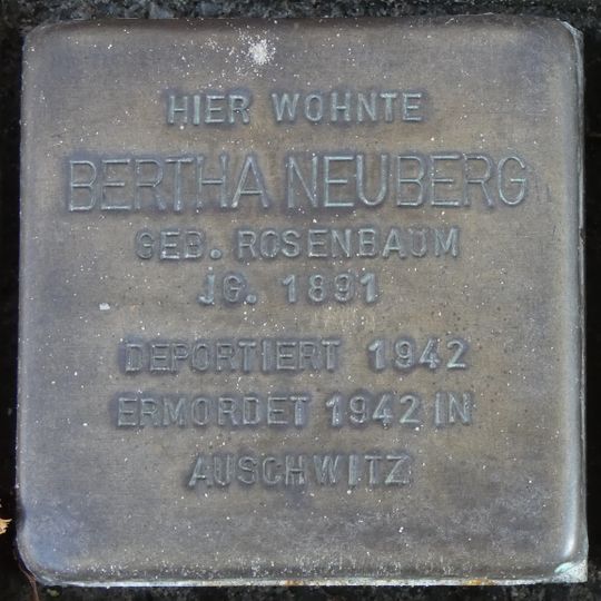 Stolperstein en memoria de Bertha Neuberg