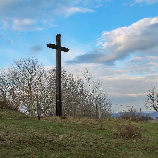Dřevěný kříž v Pobučí na kopci Kalvárie