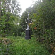 Kříž východně od Vlkovic na kopci