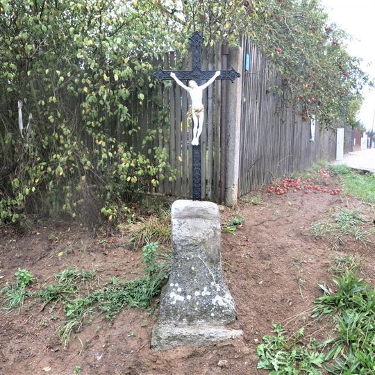 Kříž na rohu ulic Karlovotýnská a K Lomu v Nučicích