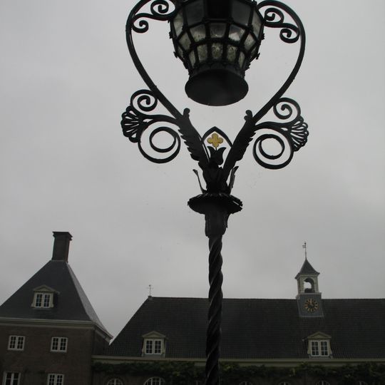 Twee lantarens op het voorplein