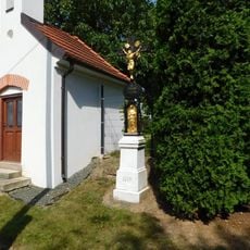 Kříž u kaple v Kačerově