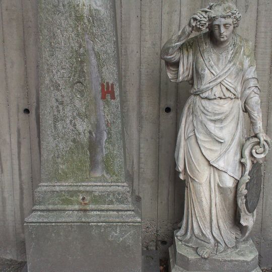 Ondrejský cintorín, náhrobok so sochou