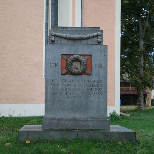 Sachgesamtheit Kirche und Kirchhof Calbitz, mit folgenden Einzeldenkmalen: Kirche , Kirchhof , Kirchhofseinfriedung, ein Grabmal und Denkmal für die Gefallenen des Ersten Weltkrieges (siehe Einzeldenkmalliste - Obj. 0
