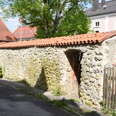Zugehörige Reststücke der Stadtmauer