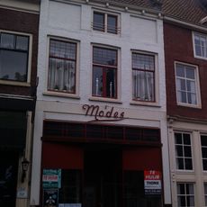 Pand onder hoog dwars zadeldak tussen puntgevels