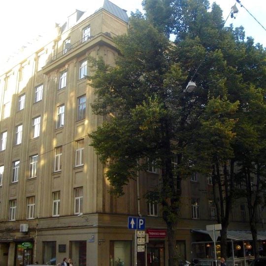 Īres nams ar veikaliem