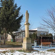 Sloup se sochou Panny Marie v Lošticích na okraji obce